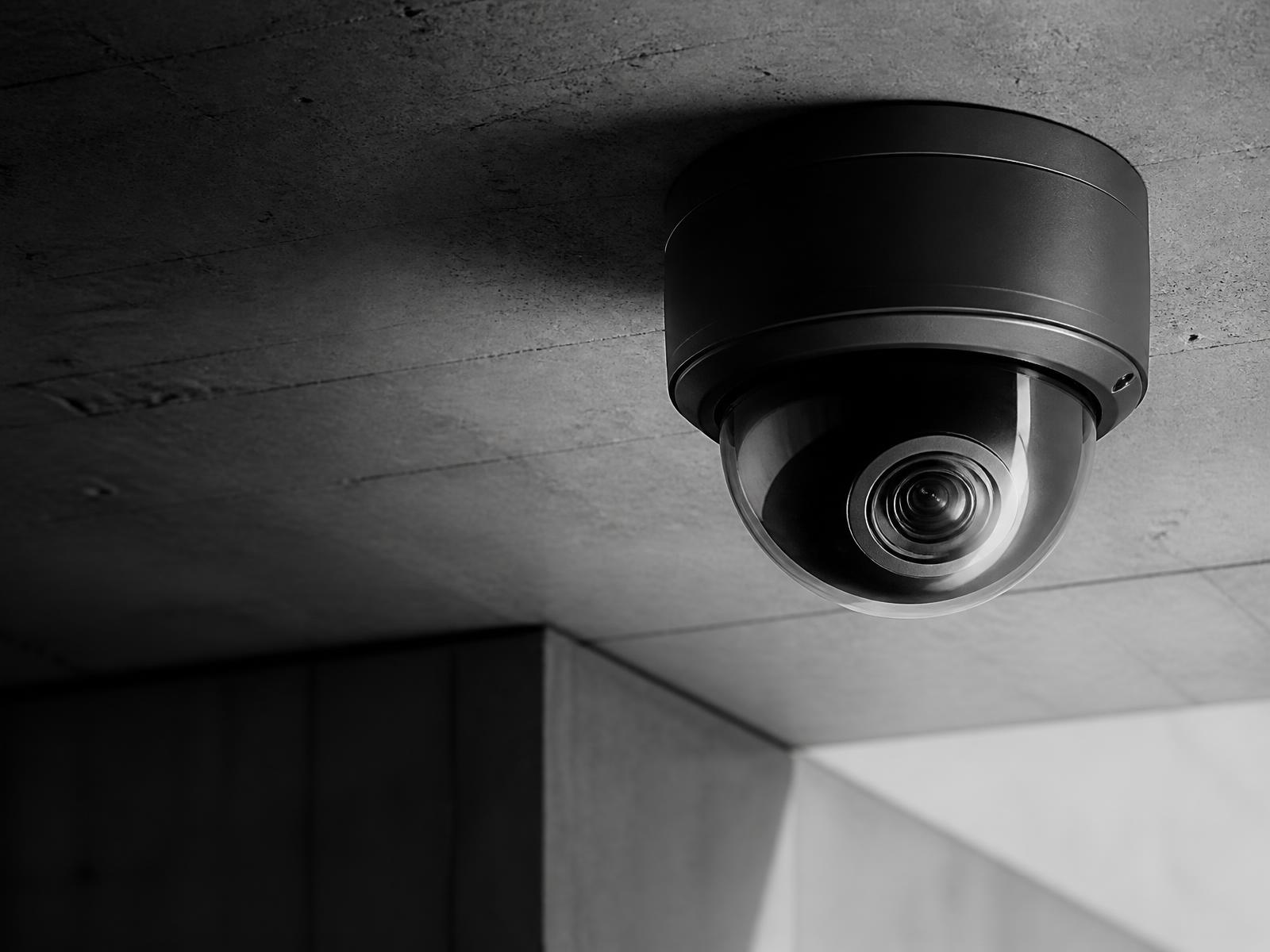 Profesionalna dome kamera video-nadzora montirana na betonskoj konstrukciji